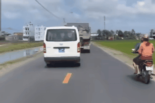 Xử phạt tài xế xe tải đánh võng không nhường đường xe cấp cứu - 1