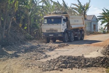 Xe chở cát hoành hành, đường dân sinh tiền tỷ nham nhở "vết thương"