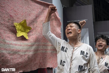 Xúc động hình ảnh chào cờ đêm giao thừa 1952 của tù chính trị Nhà tù Hỏa Lò