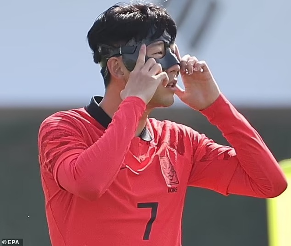 Hình ảnh khác lạ của Son Heung Min ở đội tuyển Hàn Quốc - 1 Hình ảnh khác lạ của Son Heung Min ở đội tuyển Hàn Quốc - 1