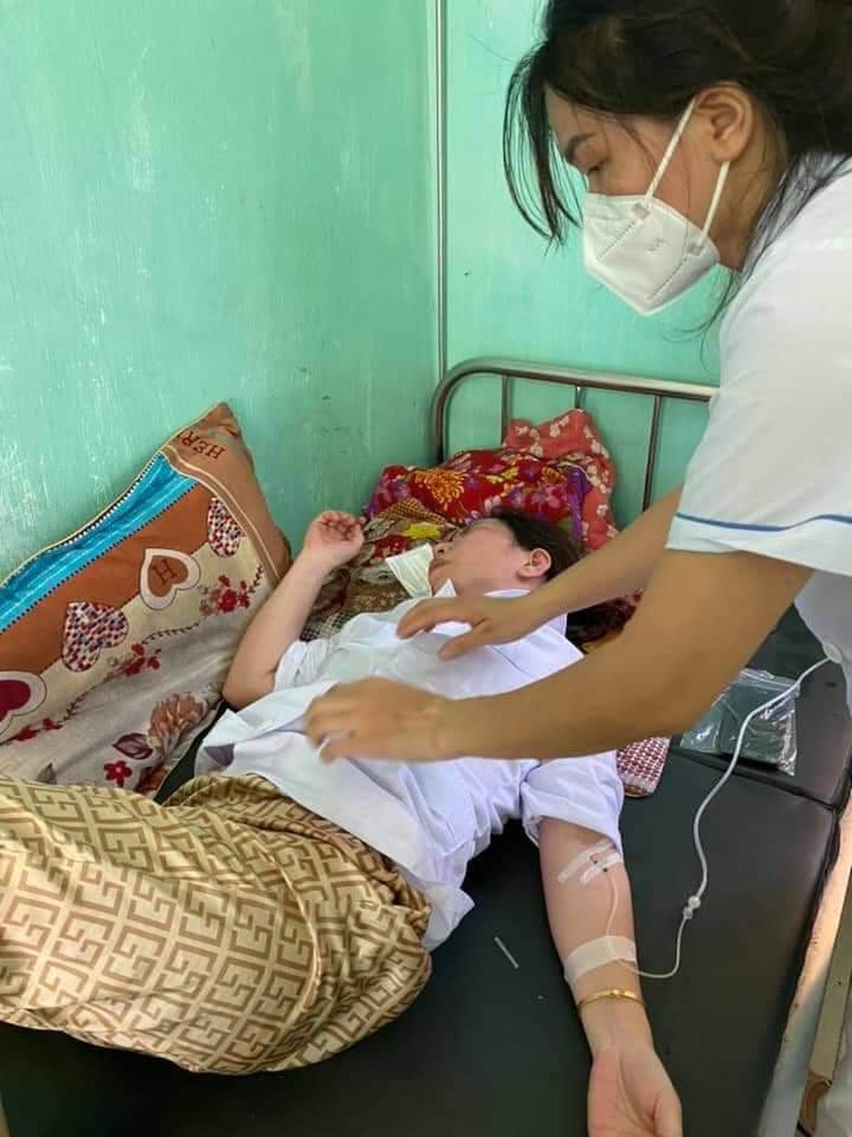 Y bác sĩ kiệt sức trong bộ đồ bảo hộ, đổ gục giữa nắng nóng ở tâm dịch - 7 Y bác sĩ kiệt sức trong bộ đồ bảo hộ, đổ gục giữa nắng nóng ở tâm dịch - 7