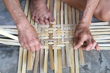 Nghề lãi ít nhưng các lão nông U80 vẫn cặm cụi giữ gìn