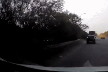 Người phụ nữ chạy xe máy đi ngược chiều vào làn 100km/h trên đường cao tốc