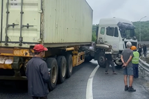 Xe đầu kéo tông lan can, cao tốc Cam Lộ - La Sơn ách tắc