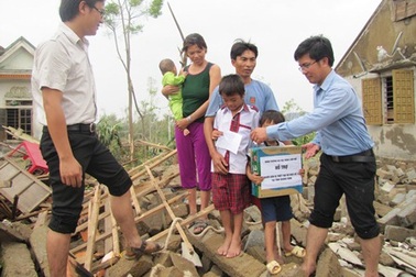 ĐH Nông lâm Huế đến hỗ trợ khẩn đồng bào tâm bão