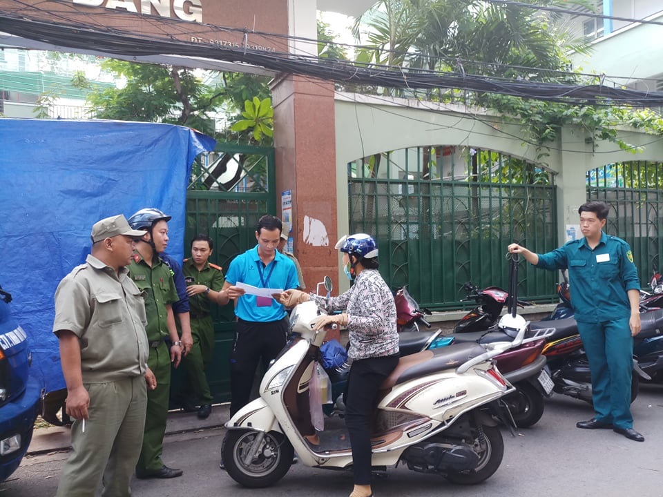 Vụ cây phượng bật gốc: Thêm hai học sinh bị gãy xương, 4 em ra viện - 2 Vụ cây phượng bật gốc: Thêm hai học sinh bị gãy xương, 4 em ra viện - 2
