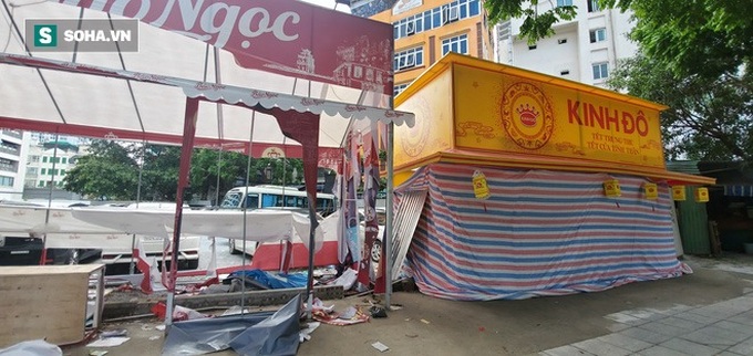 Bánh Trung thu cao cấp xả hàng giảm 50%, đồng giá 25.000 đồng/chiếc bên lề đường - Ảnh 1. Bánh Trung thu cao cấp xả hàng giảm 50%, đồng giá 25.000 đồng/chiếc bên lề đường - Ảnh 1.