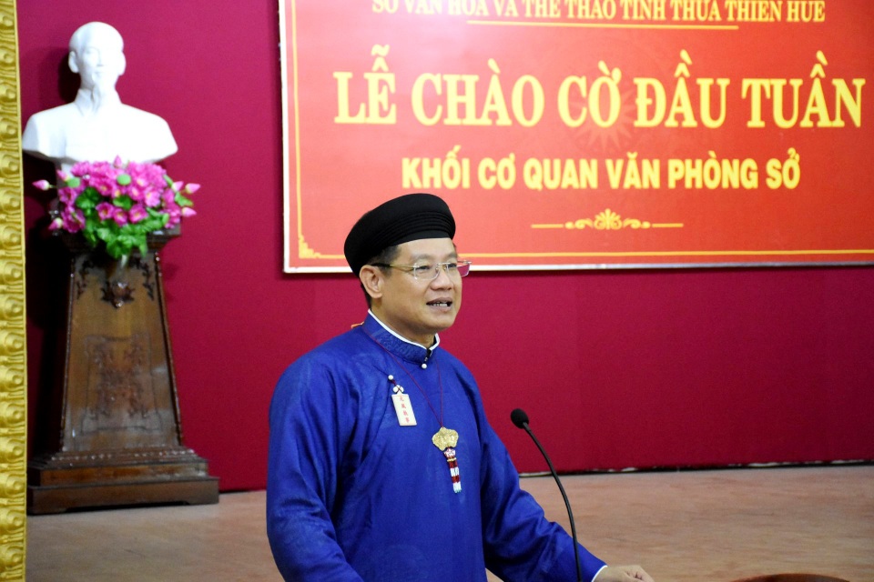 Thích thú hình ảnh cán bộ Sở vận áo dài khăn đóng xưa đi làm ngày đầu tuần - 4 Thích thú hình ảnh cán bộ Sở vận áo dài khăn đóng xưa đi làm ngày đầu tuần - 4