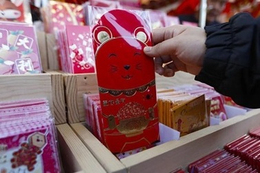 Nhiều địa phương ở Trung Quốc phát tiền cho người dân ở lại ăn Tết