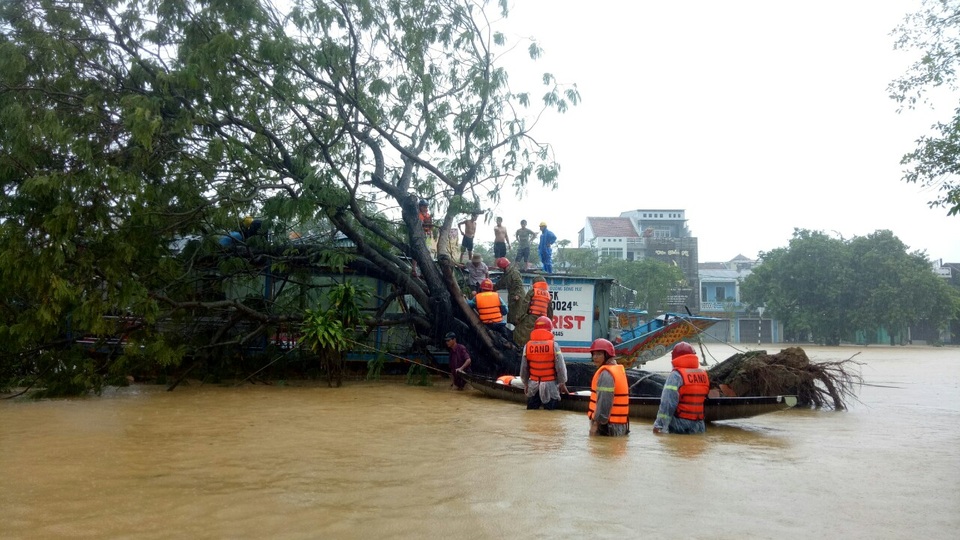 Giải cứu 3 nạn nhân bị kẹt trong thuyền rồng ngập sâu trong lũ - 6 Giải cứu 3 nạn nhân bị kẹt trong thuyền rồng ngập sâu trong lũ - 6