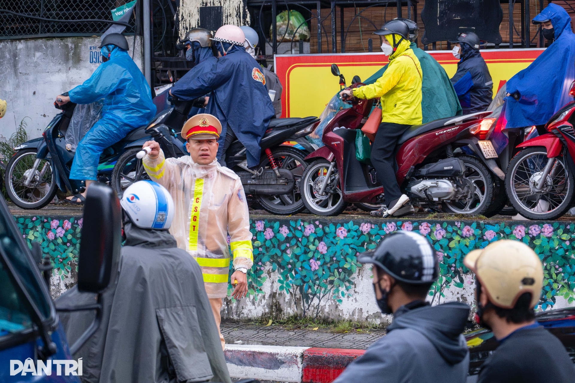 Tránh đường cấm, hàng trăm phương tiện đi ngược chiều ùn tắc cầu Long Biên - 6
