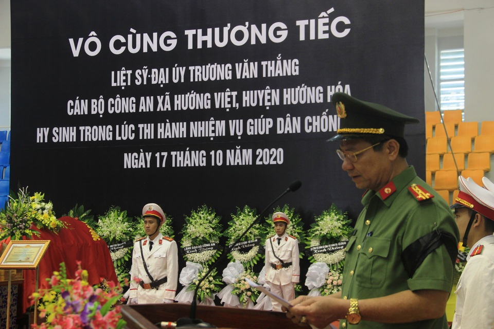 Hàng trăm đồng đội tiễn đưa liệt sĩ công an hy sinh khi giúp dân chống lũ - 5 Hàng trăm đồng đội tiễn đưa liệt sĩ công an hy sinh khi giúp dân chống lũ - 5