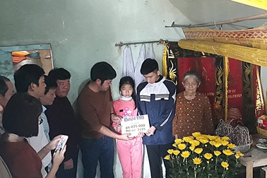 Trao hơn 85 triệu đồng tới 2 anh em “bơ vơ bên bà ngoại yếu già”