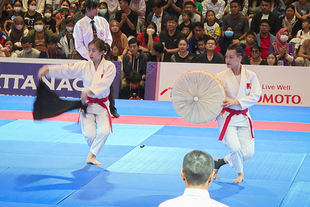 Nón quai thao, khăn mỏ quạ xuất hiện trong phần thi võ thuật SEA Games 32 - 2 Nón quai thao, khăn mỏ quạ xuất hiện trong phần thi võ thuật SEA Games 32 - 2