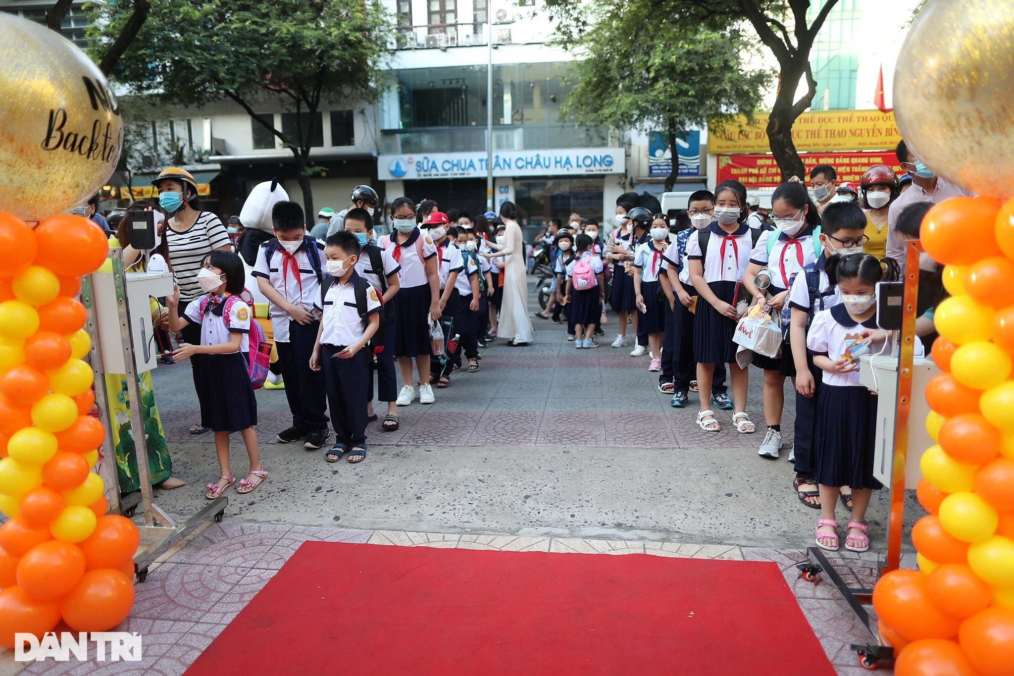 Học sinh ở TPHCM bật khóc trong ngày đầu tới trường sau 9 tháng học online - 2 Học sinh ở TPHCM bật khóc trong ngày đầu tới trường sau 9 tháng học online - 2