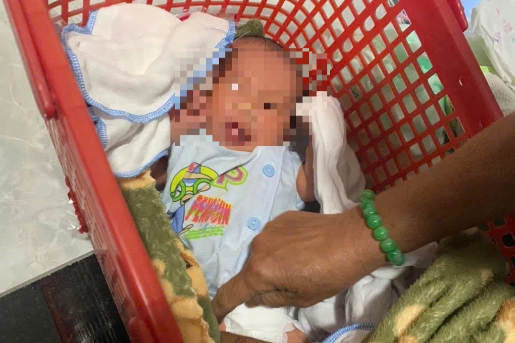 Bé sơ sinh bị bỏ rơi kèm lá thư mẹ xin lỗi con gái - 1 Bé sơ sinh bị bỏ rơi kèm lá thư mẹ xin lỗi con gái - 1