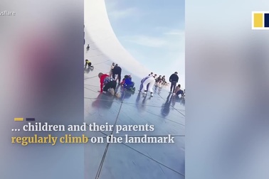 Công trình nghệ thuật 17 triệu USD trở thành cầu trượt cho trẻ em