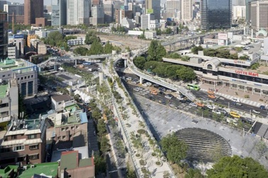 Cầu vượt trên cao hóa công viên giữa phố với hàng ngàn cây xanh