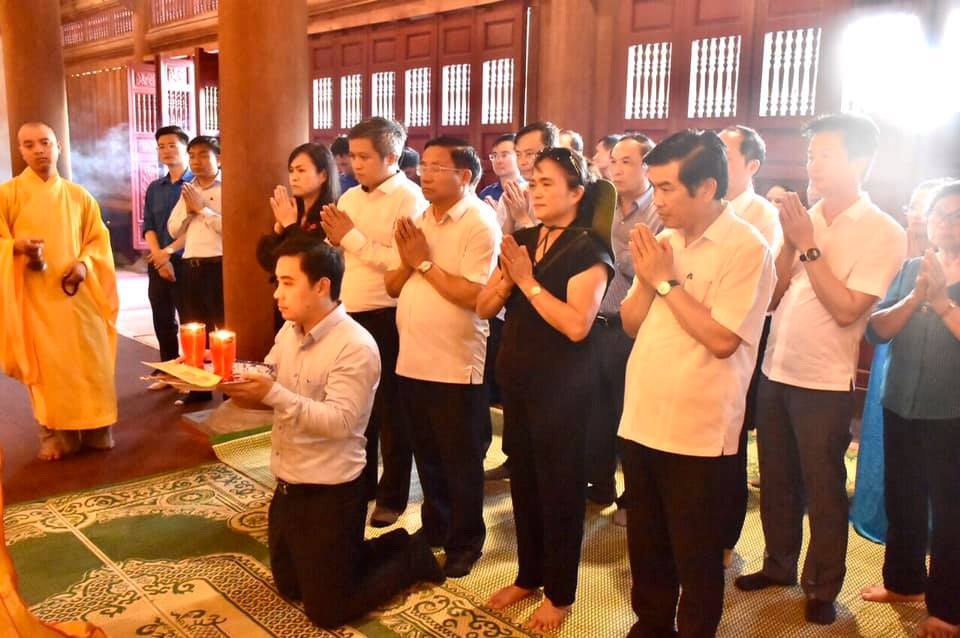 Trang trọng lễ giỗ 10 nữ liệt sĩ thanh niên xung phong Ngã ba Đồng Lộc - 1 Trang trọng lễ giỗ 10 nữ liệt sĩ thanh niên xung phong Ngã ba Đồng Lộc - 1