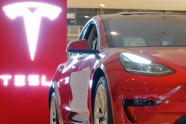 Xe Tesla dừng đột ngột giữa đường cao tốc dẫn đến tai nạn chết người