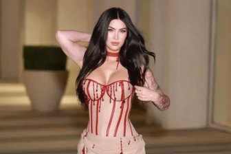 Mỹ nhân gợi cảm nhất thế giới tái hợp bồ trẻ sau nhiều lần bị lừa dối