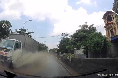 Cách lái xe vô ý thức khi đi qua đường ngập nước khiến nhiều người phẫn nộ