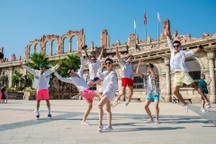 Siêu mẫu Xuân Lan thử thách học trò từ việc đúng giờ