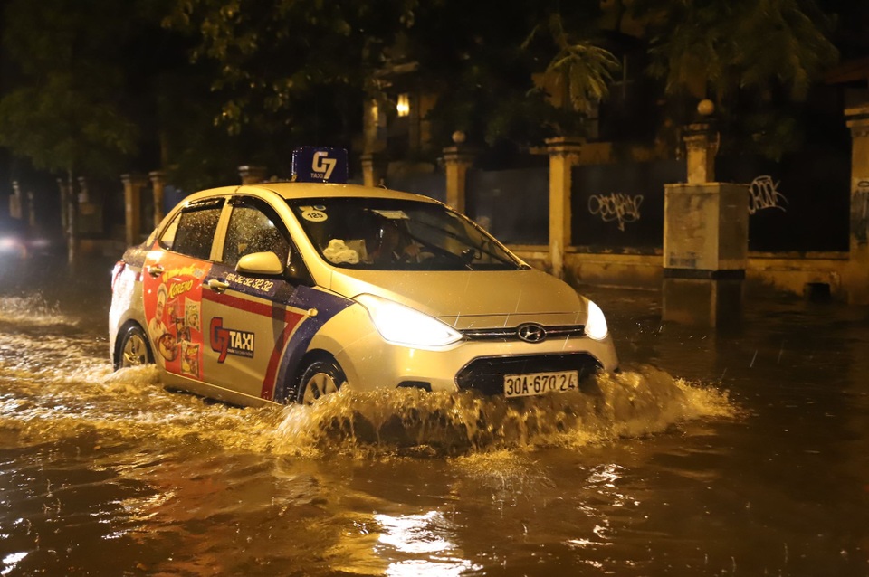Nhiều tuyến phố ở Hà Nội ngập sâu sau cơn mưa rào - 1 Nhiều tuyến phố ở Hà Nội ngập sâu sau cơn mưa rào - 1