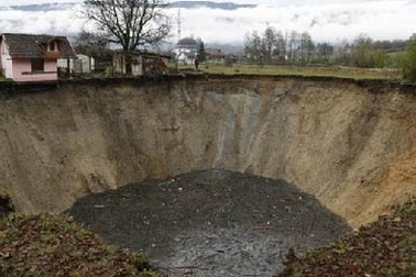 “Hố tử thần” “nuốt chửng” ao làng