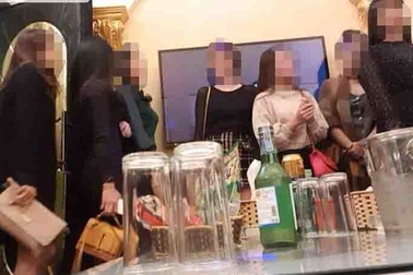 &apos;Chân dài&apos; ẩn mình, dàn karaoke mờ ám trong nhà hàng ở làng biệt thự