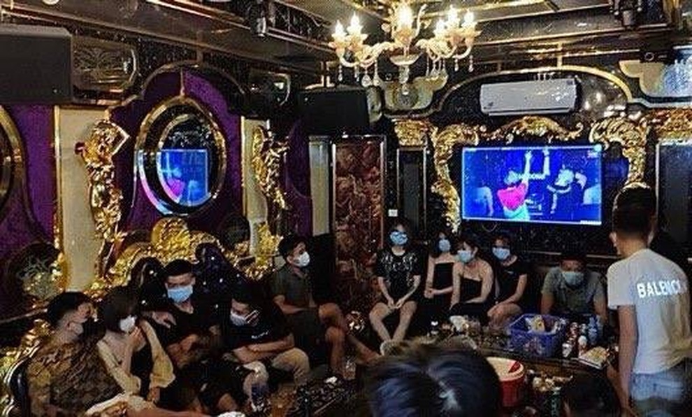 20 nam nữ tụ tập hát karaoke bất chấp lệnh cấm - 1 20 nam nữ tụ tập hát karaoke bất chấp lệnh cấm - 1