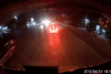 Nữ tài xế “tung hỏa mù” rồi phanh gấp trước mũi xe tải, suýt gây tai nạn