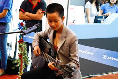 Lê Cát Trọng Lý gây ngạc nhiên với đầu "đinh"