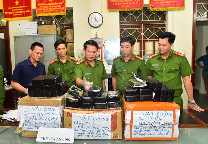 Thiếu tướng Nguyễn Văn Viện, Cục trưởng Cục Cảnh sát điều tra tội phạm về ma túy cùng các đồng chí lãnh đạo đơn vị kiểm tra số tang vật ma túy bị thu giữ trong một vụ án (Ảnh BCA)