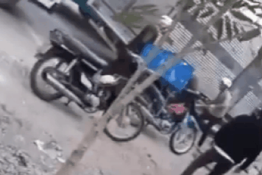 Người đàn ông bị đánh hội đồng giữa đường ở TPHCM