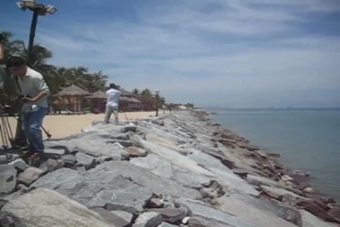 Clip một khu nghỉ dưỡng bị sóng viển xâm thực mạnh nên đã đầu tư hàng tỉ đồng để kè đá, hạn chế sạt lở