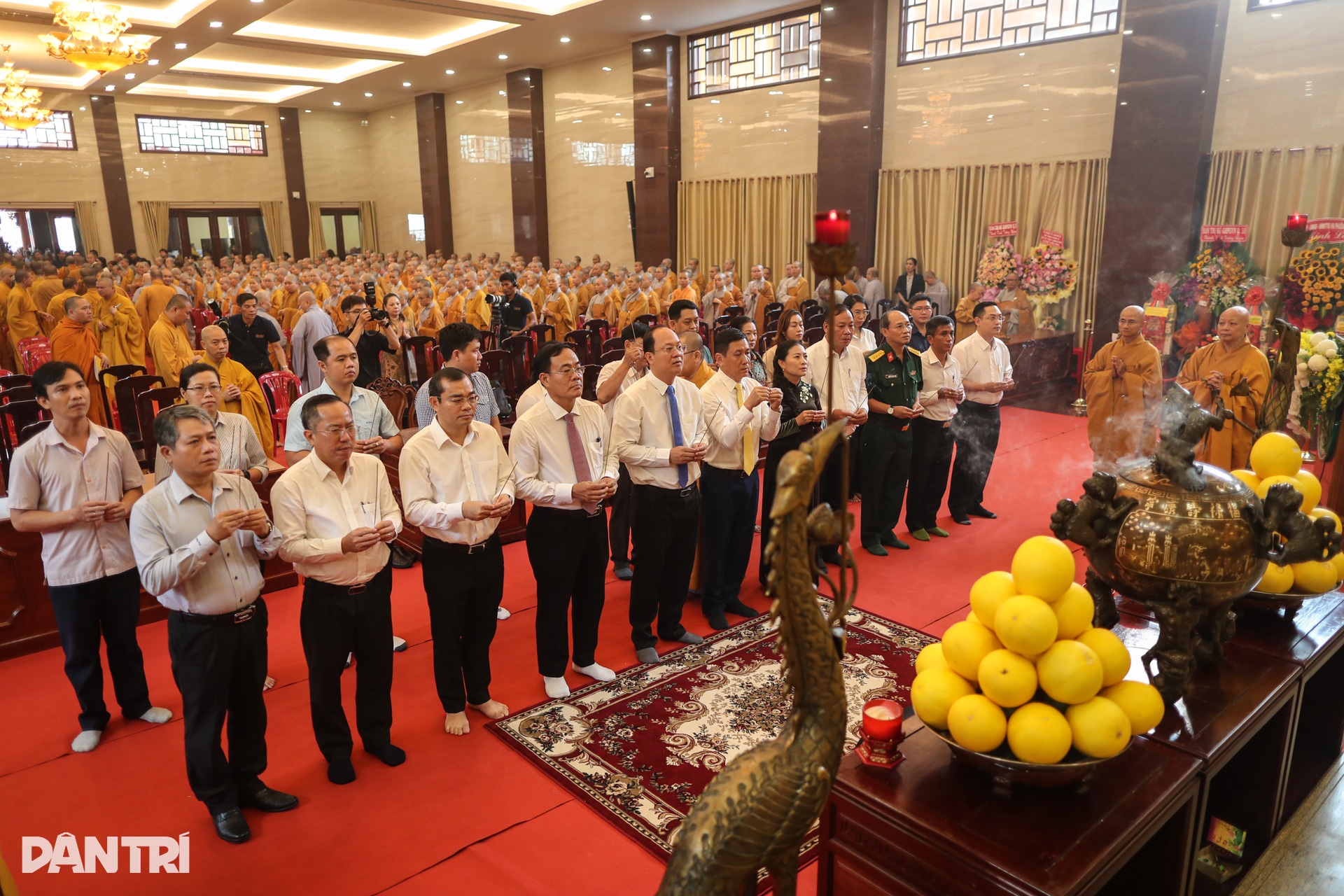 Phật tử khóc nghẹn tại lễ tưởng niệm 60 năm Bồ tát Thích Quảng Đức tự thiêu - 7 Phật tử khóc nghẹn tại lễ tưởng niệm 60 năm Bồ tát Thích Quảng Đức tự thiêu - 7