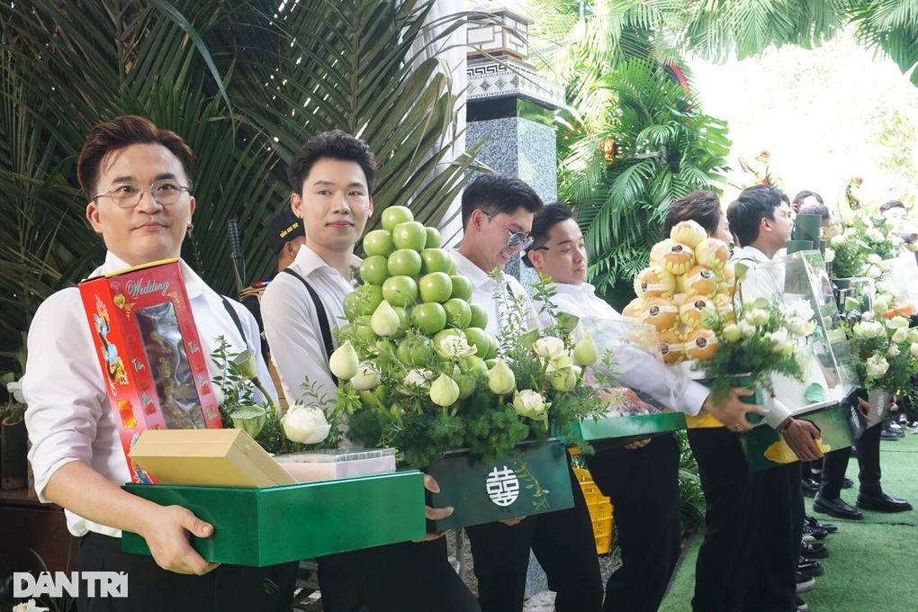 Lễ cưới Puka, Gin Tuấn Kiệt: Đón dâu bằng sà lan, cô dâu nhận 20 cây vàng - 3 Lễ cưới Puka, Gin Tuấn Kiệt: Đón dâu bằng sà lan, cô dâu nhận 20 cây vàng - 3