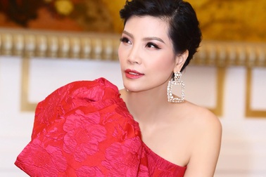 Siêu mẫu Vũ Cẩm Nhung khoe vóc dáng lý tưởng ở tuổi 42