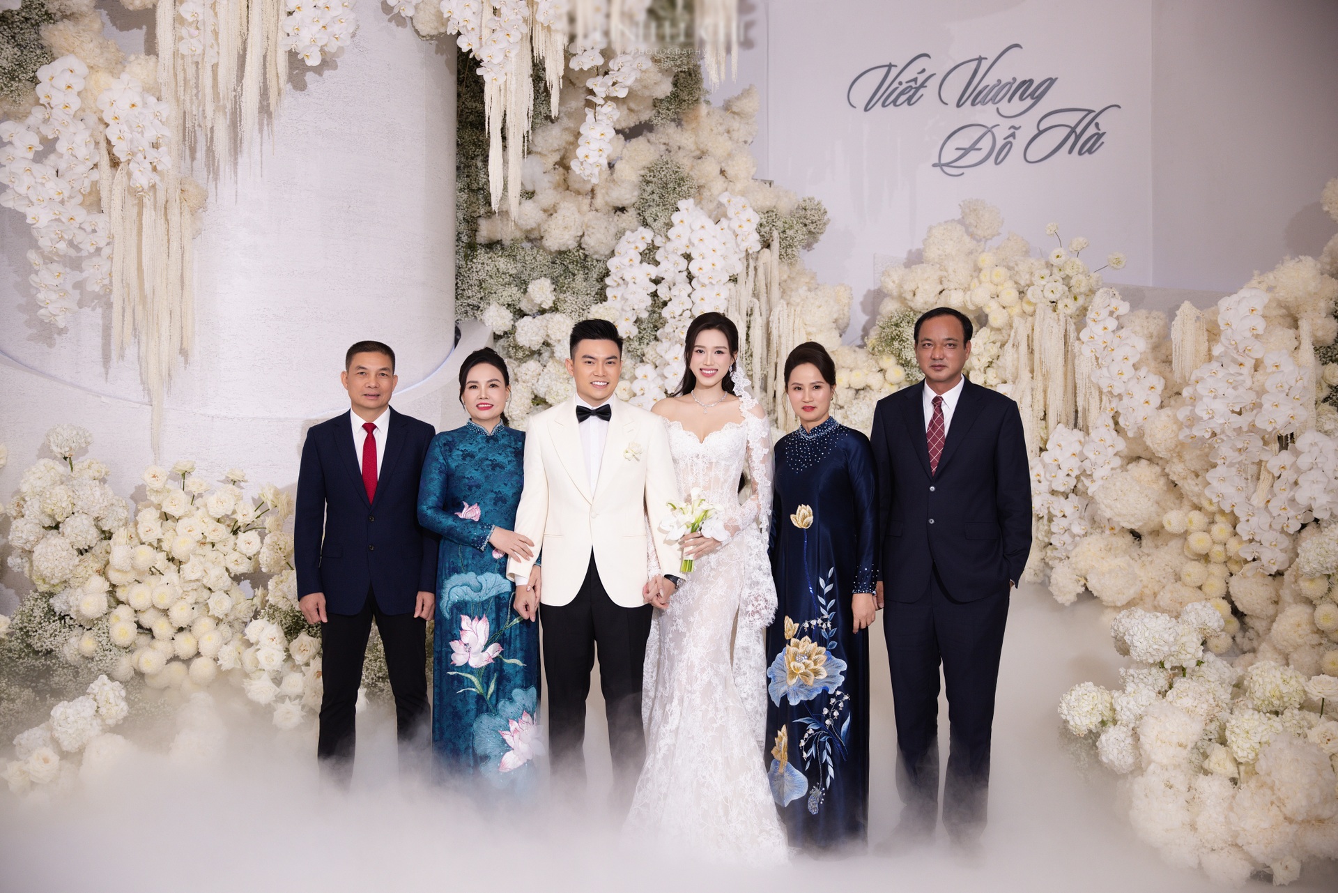 Hoa hậu Đỗ Thị Hà và chồng doanh nhân khóa môi tình tứ tại lễ cưới Hà Nội - 3