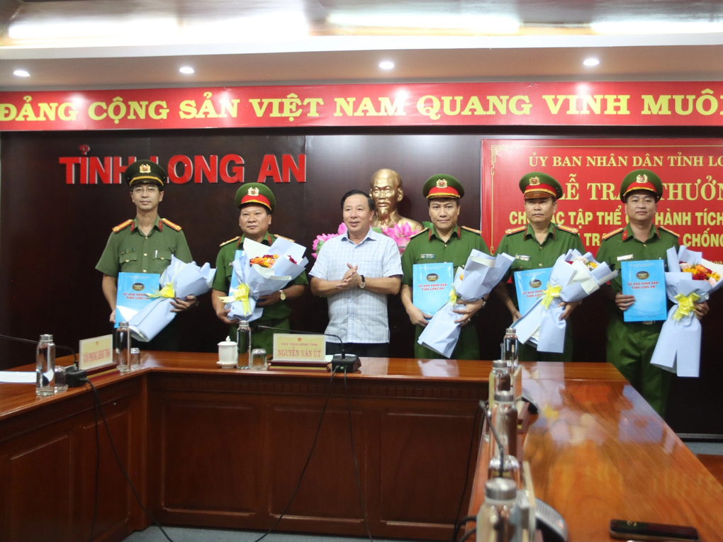 Khen thưởng 5 tập thể tham gia phá vụ án bắt cóc bé gái 3 tuổi - 1 Khen thưởng 5 tập thể tham gia phá vụ án bắt cóc bé gái 3 tuổi - 1