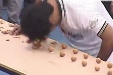 Dùng đầu đập vỡ nhiều quả óc chó nhất trong một phút