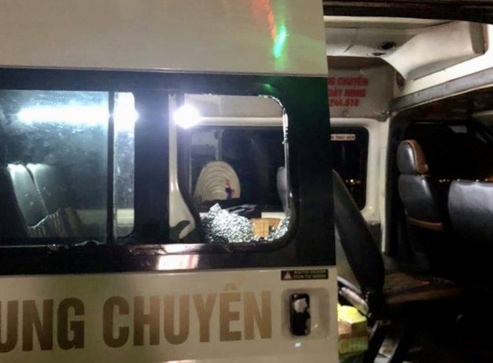 Bắt đối tượng ném đá xe khách, đập vỡ cửa kính nhà dân - 2 Bắt đối tượng ném đá xe khách, đập vỡ cửa kính nhà dân - 2