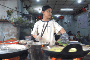 "Bếp trưởng" 13 tuổi đổ bánh xèo nuôi 2 em và ước mơ... đầy nước mắt