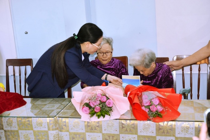 Bí thư Tỉnh ủy, Chủ tịch HĐND tỉnh Bùi Thị Quỳnh Vân đến thăm, tặng quà cho bà Nguyễn Thị Vệ và bà Đỗ Thị Ư.