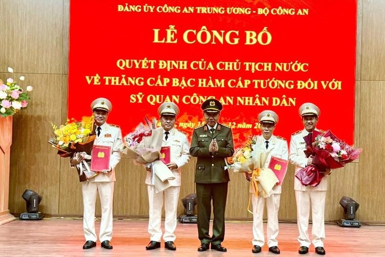 Phó Giám đốc Công an TPHCM Mai Hoàng được thăng hàm thiếu tướng - 1