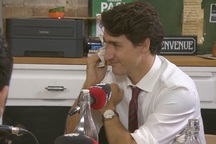 Thủ tướng Canada bật khóc khi gặp lại người tị nạn Syria