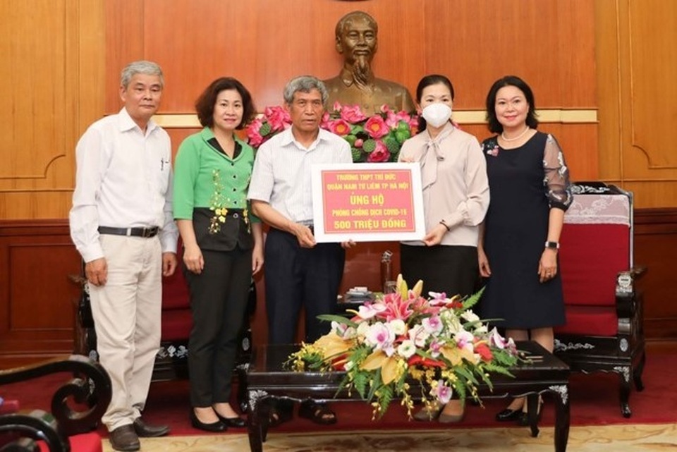 Hà Nội: Một trường THPT ủng hộ 500 triệu đồng chống dịch Covid-19 - 1 Hà Nội: Một trường THPT ủng hộ 500 triệu đồng chống dịch Covid-19 - 1