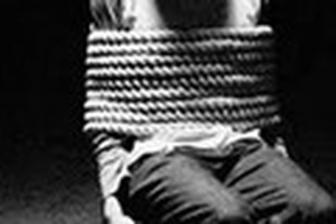 Bắt nhóm côn đồ dùng roi điện đòi nợ 200 triệu đồng