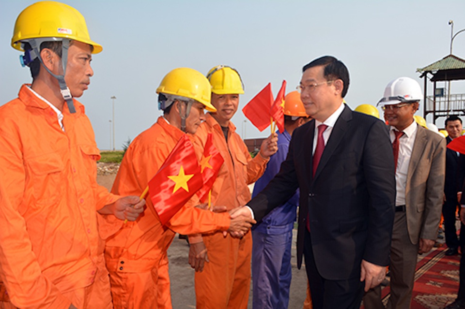 Phó Thủ tướng Vương Đình Huệ thăm cảng Cửa Lò ngày đầu năm - 1 Phó Thủ tướng Vương Đình Huệ thăm cảng Cửa Lò ngày đầu năm - 1